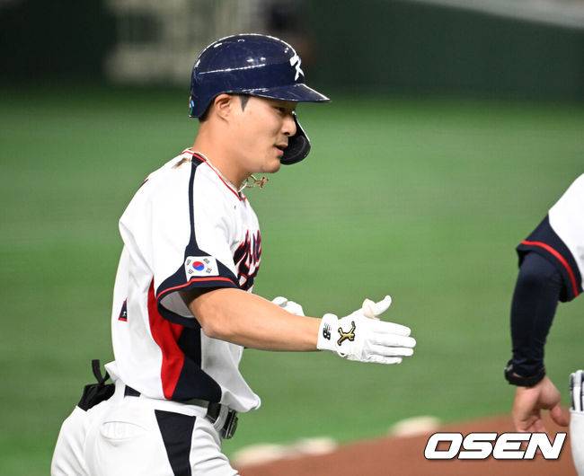[OSEN=도쿄(일본), 손용호 기자] 이강철 감독이 이끄는 대한민국 대표팀이 12일 오후 일본 도쿄돔에서 2023 월드베이스볼클래식(WBC) B조 1라운드 3차전 체코와의 경기를 가졌다.2회말 무사에서 한국 김하성이 좌월 솔로 홈런을 치고 홈을 밟고 있다. 2023.03.12 /spjj@osen.co.kr