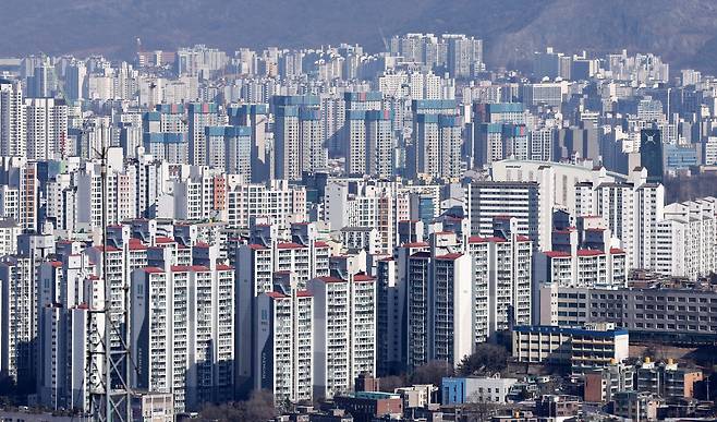 서울 남산에서 바라본 서울 시내 아파트 단지의 모습. 뉴스1
