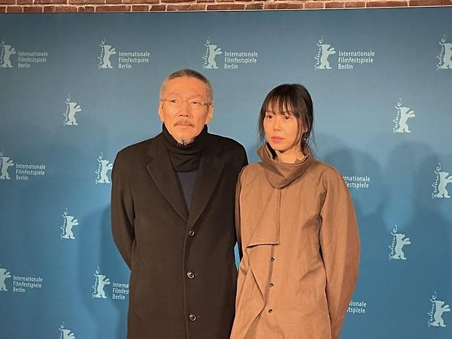 2023년도 베를린 영화제 물안에서 첫 상영화에 참석한 홍상수 감독과 배우이자 제작실장을 맡은 김민희. 연합뉴스