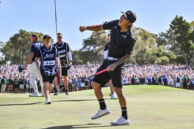 앤서니 김이 호주 애들레이드 그레인지 골프클럽에서 지난 15일 막을 내린 LIV 골프 우승을 확정짓고 포효하고 있다. 애들레이드 AFP 연합뉴스