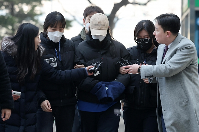 강북구 수유동 모텔에서 약물이 든 음료를 건네 타인을 숨지게 한 혐의를 받는 20대 여성이 12일 오전 서울 도봉구 북부지방법원에서 열린 영장실질심사(구속 전 피의자 심문)에 출석하고 있다. 2026.2.12. 뉴스1