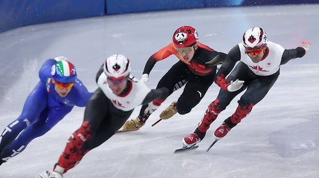 중국 쇼트트랙 국가대표 린샤오쥔(한국명 임효준)이 19일(한국시간) 이탈리아 밀라노 아이스스케이팅 아레나에서 열린 2026 밀라노·코르티나담페초 동계올림픽 남자 500m 준준결선을 치르고 있다. 윌리엄 단지누가 그를 따돌리고 맨 앞에서 질주하는 중이다. 밀라노 뉴스1