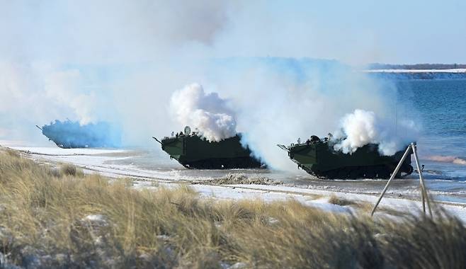 지난 18일(현지시간) 독일 푸틀로스에서 나토의 스테드패스트 다트 26 훈련이 벌어졌다. 로이터 연합뉴스