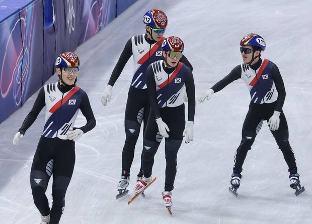 쇼트트랙 남자 대표팀이 16일(현지 시간) 이탈리아 밀라노 아이스스케이팅 아레나에서 열린 2026 밀라노·코르티나담페초 동계올림픽 쇼트트랙 남자 5000m 계주 준결승에서 조 1위로 결승 진출을 확정한 뒤 함께 기뻐하고 있다. 연합뉴스