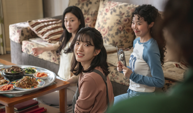 1990년대가 배경인 tvN 드라마 <언더커버 미쓰홍>의 한 장면. ⓒtvN 제공