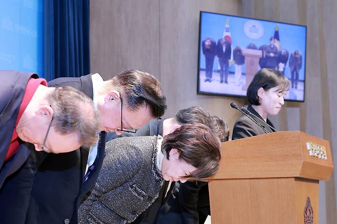 국민의힘 소장파 모임 '대안과 미래' 간사인 이성권 의원을 비롯한 소속 의원들이 19일 국회 소통관에서 윤석열 전 대통령이 내란 우두머리 혐의로 1심에서 무기징역을 선고받은 것과 관련해 불법 비상계엄 등에 대해 사과하며 고개를 숙이고 있다. ⓒ연합뉴스
