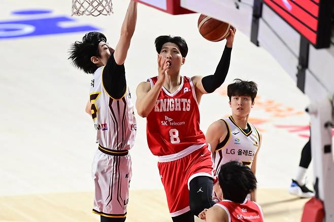 SK 안영준(8번)이 오른쪽 발목을 다친 송교창을 대신해 한국 농구대표팀에 합류한다. 사진제공｜KBL