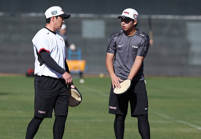 LG 추세현(오른쪽)과 오지환이 미국 애리조나 스프링캠프에서 수비 훈련을 하고 있다. LG 트윈스 제공