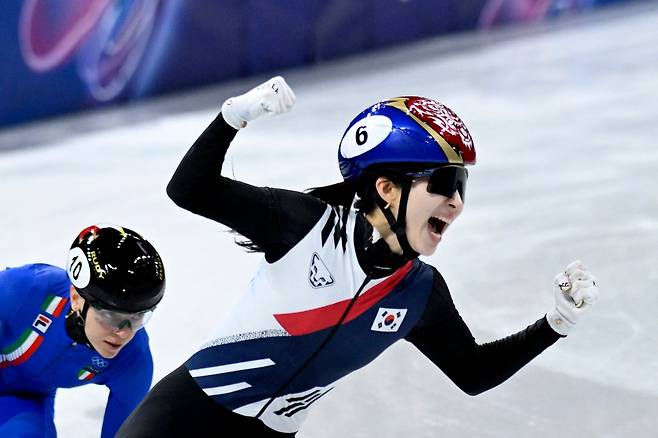 아리아나 폰타나(왼쪽)가 19일 한국 김길리에 이어 2위로 결승선을 통과하고 있다. AFP
