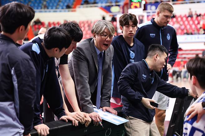 작전 지시하는 고양 소노 손창환 감독. KBL 제공