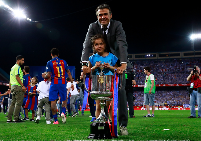 루이스 엔리케 감독이 바르셀로나 감독 시절인 2017년 5월 코파델레이 우승컵을 놓고 딸 자나와 기념 사진을 찍고 있다. 게티이미지