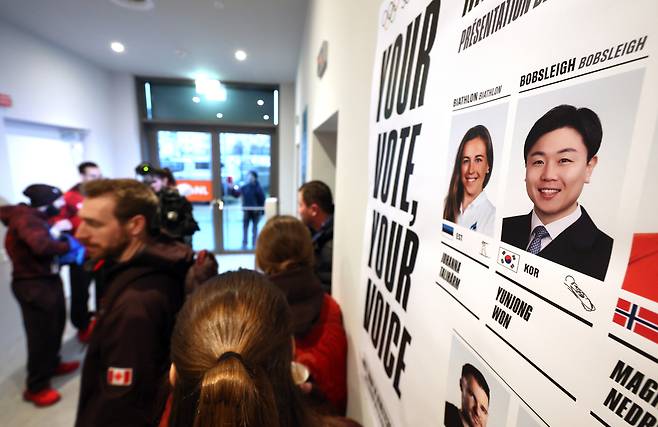 2026 밀라노-코르티나담페초 동계올림픽 개막을 앞두고 공개된 선수촌에 한국 원윤종을 포함한 국제올림픽위원회(IOC) 선수위원 후보들의 얼굴 사진이 벽면에 부착돼 있다.