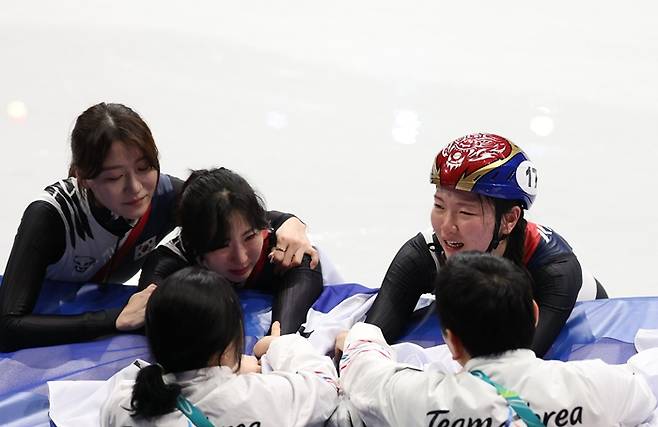 ▲ 이탈리아 밀라노 아이스스케이팅 아레나에서 열린 2026 밀라노-코르티나담페초 동계올림픽 쇼트트랙 여자 3000m 계주에서 금메달을 따낸 한국대표팀 심석희, 이소연, 노도희가 눈물을 흘리고 있다.&nbsp;ⓒ연합뉴스