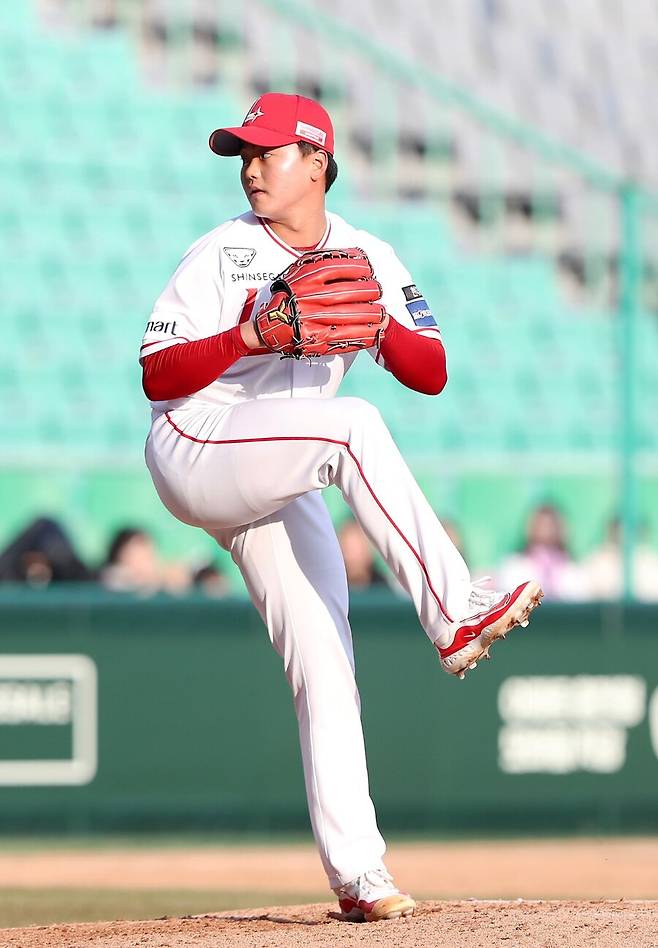 ▲ 이기순은 상무 복무 기간 중 구창모 김재웅으로부터 많은 노하우를 전수받으며 한 단계 성장했다는 평가를 받는다 ⓒSSG랜더스