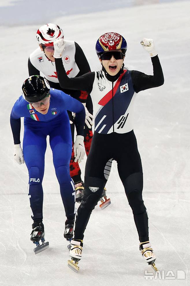 18일(현지 시간) 이탈리아 밀라노 아이스 스케이팅 아레나 경기장에서 열린 2026 밀라노·코르티나담페초 동계올림픽 쇼트트랙 여자 3000m 계주 결승에서 김길리가 금메달을 획득하자 기뻐하고 있다. /사진=뉴시스