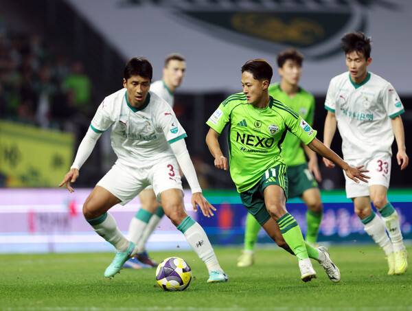 '20년 만의 부활' 슈퍼컵, 전북-대전 맞대결로 K리그 개막...사진은 전북현대 이승우와 대전하나시티즌 하창래.(사진제공=한국프로축구연맹)