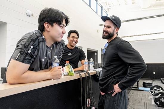 LG는 지난 17일 설날 명절을 맞아 선수단, 코칭스태프, 프런트가 모두 모여 작은 명절 이벤트를 진행했다. 오전 훈련에 앞서 전원이 새해 인사를 나눈 뒤 8개 조로 나뉘어 가위바위보 게임과 제기차기를 펼치며 화기애애한 분위기를 만들었다.&nbsp;LG 트윈스