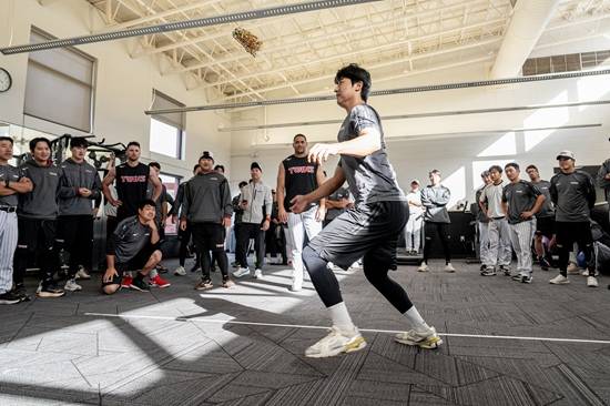 LG는 지난 17일 설날 명절을 맞아 선수단, 코칭스태프, 프런트가 모두 모여 작은 명절 이벤트를 진행했다. 오전 훈련에 앞서 전원이 새해 인사를 나눈 뒤 8개 조로 나뉘어 가위바위보 게임과 제기차기를 펼치며 화기애애한 분위기를 만들었다.&nbsp;LG 트윈스