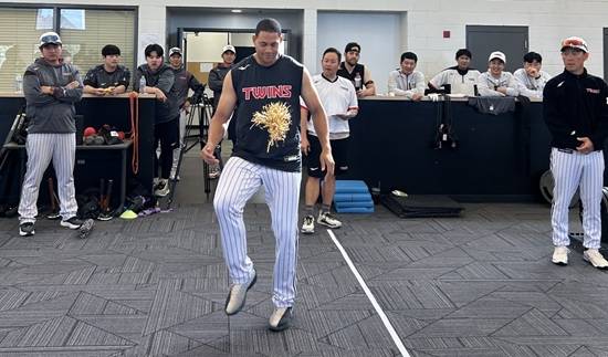 LG는 지난 17일 설날 명절을 맞아 선수단, 코칭스태프, 프런트가 모두 모여 작은 명절 이벤트를 진행했다. 오전 훈련에 앞서 전원이 새해 인사를 나눈 뒤 8개 조로 나뉘어 가위바위보 게임과 제기차기를 펼치며 화기애애한 분위기를 만들었다.&nbsp;LG 트윈스