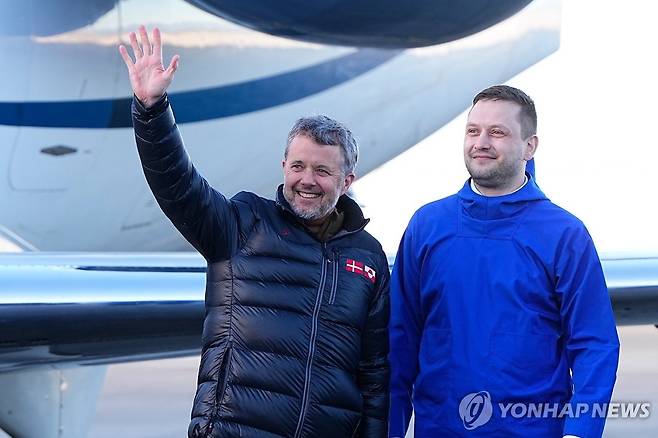 프레데릭 10세 덴마크 국왕(좌)과 닐센 그린란드 총리 [AP 연합뉴스. 재판매 및 DB 금지]