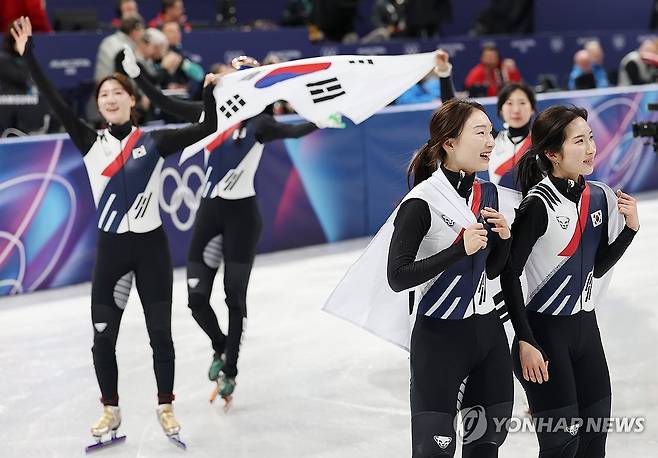 쇼트트랙 여자 계주 금메달 (밀라노=연합뉴스) 신준희 기자 = 18일(현지시간) 이탈리아 밀라노 아이스스케이팅 아레나에서 열린 2026 밀라노-코르티나담페초 동계올림픽 쇼트트랙 여자 3000m 계주 결승에서 금메달을 따낸 한국 최민정과 김길리 등 선수들이 세리머니를 하고 있다. 2026.2.19 hama@yna.co.kr