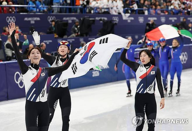 쇼트트랙 여자 계주 금메달 (밀라노=연합뉴스) 신준희 기자 = 18일(현지시간) 이탈리아 밀라노 아이스스케이팅 아레나에서 열린 2026 밀라노-코르티나담페초 동계올림픽 쇼트트랙 여자 3000m 계주 결승에서 금메달을 따낸 한국 선수들이 세리머니를 하고 있다. 2026.2.19 hama@yna.co.kr