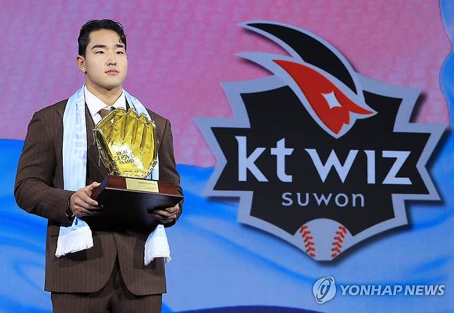 '리얼글러브어워드' 외야수 부문 kt 안현민 (서울=연합뉴스) 최재구 기자 = 1일 서울 광진구 그랜드워커힐 호텔에서 열린 한국프로야구선수협회 시상식인 2025컴투스프로야구 리얼 글러브 어워드에서 외야수 부문을 수상한 kt 안현민이 수상 후 기념사진을 촬영하고 있다. 2025.12.1 jjaeck9@yna.co.kr