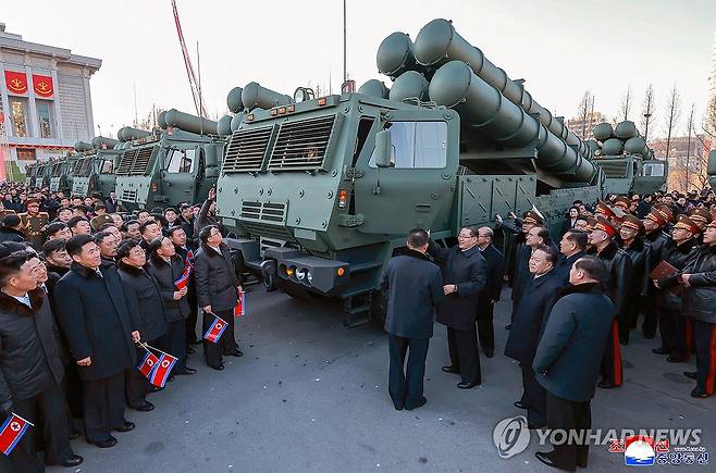 북한, 600mm 대구경 방사포 증정식 진행 (평양 조선중앙통신=연합뉴스) 북한 조선중앙통신은 19일 김정은 국무위원장 참석 하에 "군수노동계급이 조선노동당 제9차대회에 드리는 600mm 대구경 방사포 증정식 2월 18일 수도 평양에서 성대히 거행"됐다고 보도했다. 2026.2.19 
    [국내에서만 사용가능. 재배포 금지. For Use Only in the Republic of Korea. No Redistribution] nkphoto@yna.co.kr