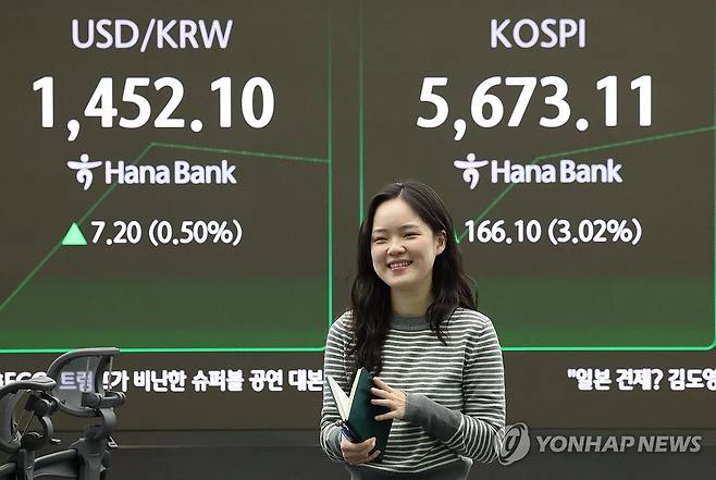 코스피, 사상 첫 5,600 고지 (서울=연합뉴스) 이진욱 기자 = 19일 서울 중구 하나은행 본점에서 직원들이 업무를 보고 있다. 이날 코스피는 오전 9시 2분 현재 전장보다 150.70포인트(2.74%) 오른 5,657.71을 나타내고 있다. 2026.2.19 cityboy@yna.co.kr
