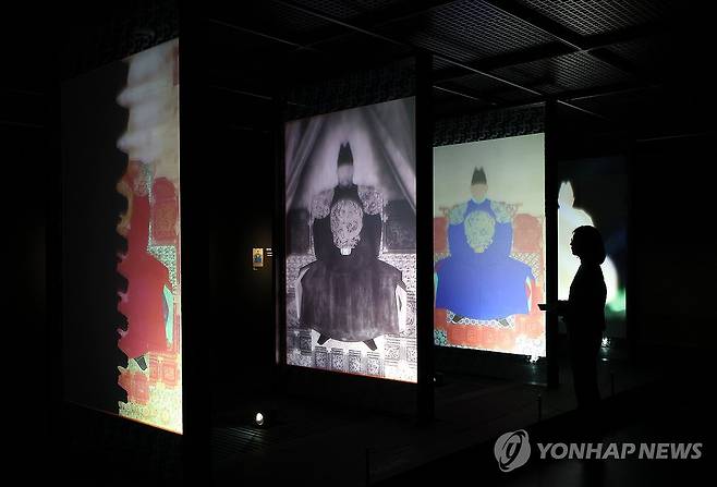 디지털 작업으로 복원된 태조 어진 (서울=연합뉴스) 이지은 기자 = 2일 서울 종로구 국립고궁박물관에서 열린 개관 20주년 특별전 '리:본, RE:BORN) 시간을 잇는 보존과학'에 태조 어진 디지털 복원본이 전시돼 있다. 2025.12.2 jieunlee@yna.co.kr