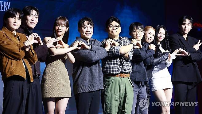 '미스터리 수사단 시즌2 많이 사랑해주세요' (서울=연합뉴스) 진연수 기자 = 19일 서울 마포구 호텔 나루 서울 엠갤러리에서 열린 넷플릭스 예능 '미스터리 수사단' 시즌2 제작발표회에서 참석자들이 포즈를 취하고 있다. 왼쪽부터 이용진, 존박, 혜리, 김서구, 정종연, 이원기 PD, 가비, 카리나, 김도훈. 2026.2.19 jin90@yna.co.kr