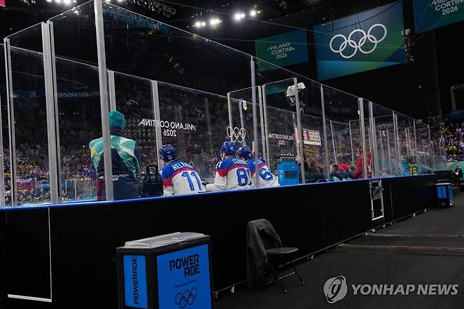 아이스하키 경기장 뒤편에 설치된 파란색 파워에이드 박스 [AP=연합뉴스]