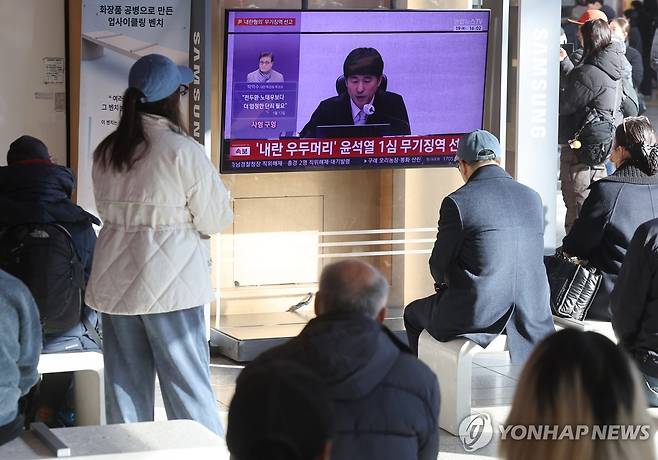 '내란 우두머리' 혐의 윤석열 1심 무기징역 선고 (서울=연합뉴스) 박동주 기자 = 19일 서울역 대합실에서 시민들이 12·3 비상계엄 관련 내란 우두머리 혐의로 기소된 윤석열 전 대통령에 대한 1심 선고공판 TV 생중계를 시청하고 있다.
이날 서울중앙지법 형사합의25부(지귀연 부장판사)는 윤 전 대통령에게 무기징역을 선고했다. 2026.2.19 pdj6635@yna.co.kr