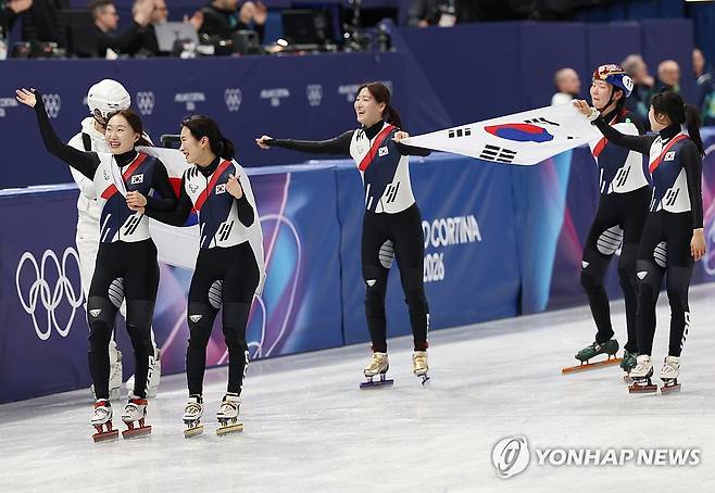 쇼트트랙 여자 계주 금메달 (밀라노=연합뉴스) 신준희 기자 = 18일(현지시간) 이탈리아 밀라노 아이스스케이팅 아레나에서 열린 2026 밀라노-코르티나담페초 동계올림픽 쇼트트랙 여자 3000m 계주 결승에서 금메달을 따낸 한국 최민정과 김길리 등 선수들이 세리머니를 하고 있다. 2026.2.19 hama@yna.co.kr