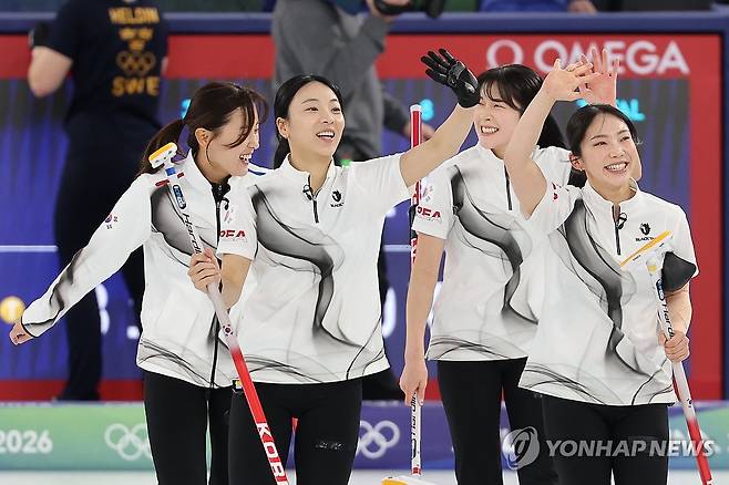 강적 스웨덴 상대로 승리 거둔 여자 컬링 (코르티나담페초=연합뉴스) 서대연 기자 = 18일(현지시간) 이탈리아 코르티나담페초 컬링 올림픽 스타디움에서 열린 2026 밀라노ㆍ코르티나담페초 동계올림픽 컬링 여자 라운드로빈 한국과 스웨덴의 경기에서 8-3으로 승리를 거둔 한국 대표팀 선수들이 관중에 손을 흔들고 있다. 2026.2.18 dwise@yna.co.kr