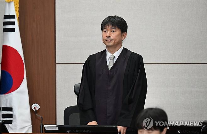 인사하는 지귀연 부장판사 (서울=연합뉴스) 지귀연 부장판사가 21일 서울 서초동 서울중앙지법에서 열린 윤석열 전 대통령 내란 우두머리 혐의 형사재판 2차 공판에서 인사하고 있다. 2025.4.21 [사진공동취재단] photo@yna.co.kr