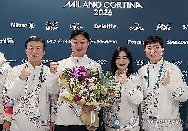 원윤종, IOC 선수위원 당선 (서울=연합뉴스) 한국 봅슬레이 '레전드' 원윤종이 한국인으로는 세 번째이자 한국 동계 스포츠 선수 출신으로는 최초로 국제올림픽위원회(IOC) 선수위원이 됐다. 원윤종은 19일 이탈리아 밀라노의 2026 밀라노·코르티나담페초 동계 올림픽 선수촌에서 발표된 IOC 선수위원 투표 결과 11명의 후보 중 1위로 선수위원에 당선됐다. 왼쪽부터 김택수 국가대표 선수촌장, 원윤종 당선인, 이수경 선수단장, 유승민 대한체육회장. 2026.2.19 [대한체육회 제공. 재판매 및 DB 금지] photo@yna.co.kr
