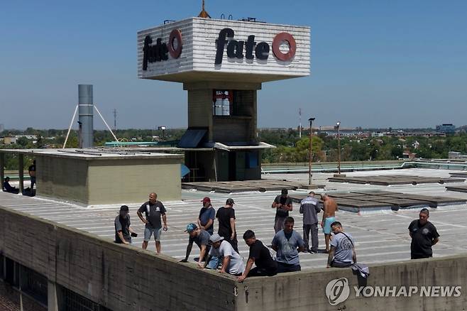 직장 폐쇄에 망연자실한 아르헨티나의 화테사 근로자들 (부에노스아이레스 AP=연합뉴스) 86년 역사의 아르헨티나 타이어생산업체 화테(FATE)가 19일(현지시간) 공장폐쇄와 920명의 전 직원 해고 발표에 근로자들의 망연자실한 표정을 짓고 있다. 화테는 정부의 수입 개방 정책과 높은 원가 급등으로 경쟁력을 상실했으며 공장폐쇄를 결정했다고 발표했다. 2026.2.19