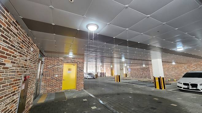 ▲ 양주 회암초 건물 주차장 천장에서 물이 떨어져 바닥이 젖어 있다.