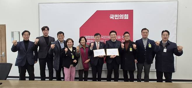 원유철 국민의힘 경기도당 상임고문이 20일 국회 본청 국민의힘 정책위의장실에서 신상용 KTX 경기남부역사 추진위원장 집행부와 정점식 정책위의장 등에게 신설 건의서를 전달한 뒤 기념촬영을 하고 있다. 사진=국민의힘 경기도당