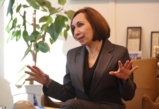 마르시아 도너 아브레우 주한 브라질 대사가 2월 19일 서울에서 진행된 AJP 단독 인터뷰에서 국빈 방문을 앞두고 양국 간 교역 및 산업 통합 구상에 대해 발언하고 있다. [사진= AJP 한준구]