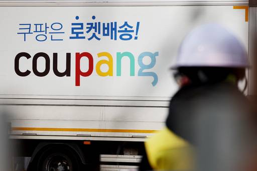 정부·여당이 새벽배송 야간 근로시간을 주 46시간으로 제한하는 방안을 유력하게 검토하면서 플랫폼 업계와 노동계 간 공방이 격화되고 있다. 사진은 서울 시내의 한 쿠팡 물류센터.(연합뉴스)