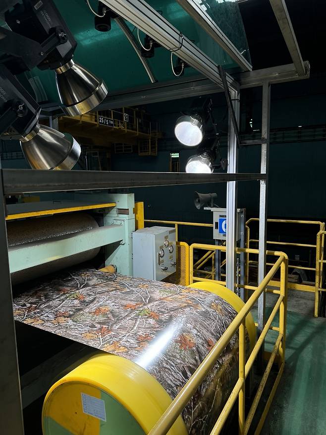 동국씨엠 부산공장 컬러강판 생산라인에 표면 결함 검출 기술이 적용된 모습. [사진=동국홀딩스]