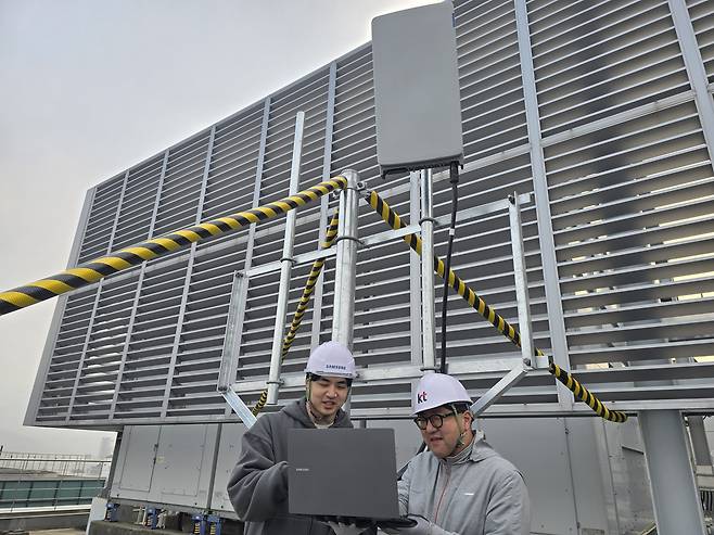 KT가 삼성전자와 함께 개발한 7GHz 초고집적 다중 안테나 기술 검증을 진행했다./사진=KT