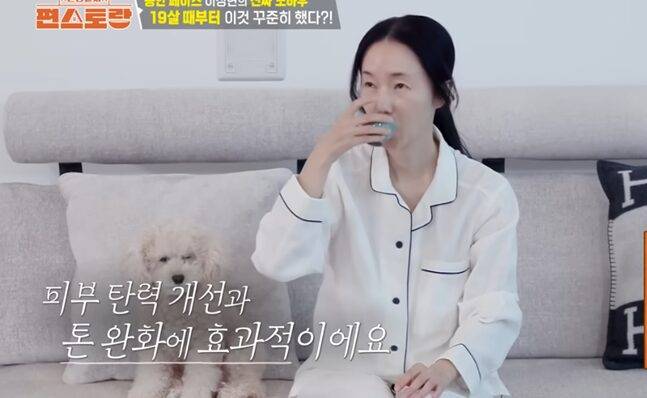 이정현은 아침 세안 후 따뜻한 진피차로 피부를 환하게 유지했다. 사진=KBS2 '편스토랑'