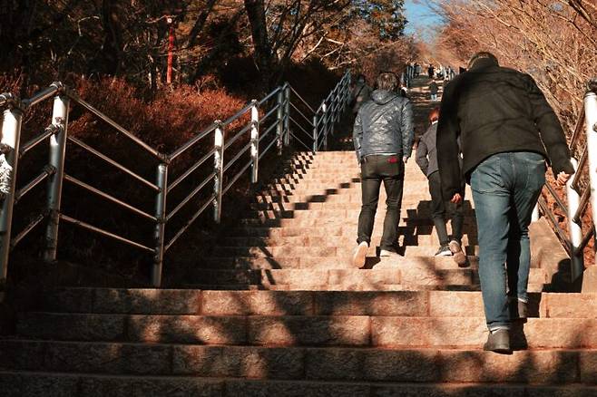 계단을 오를 때 숨이 차고 다리가 떨린다면 근감소증에 걸렸다는  신호일 수 있다. 사진=게티이미뱅크