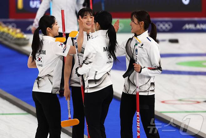 컬링 국가대표팀이 18일(현지시간) 이탈리아 코르티나담페초 컬링 올림픽 스타디움에서 열린 2026 밀라노ㆍ코르티나담페초 동계올림픽 컬링 여자 라운드로빈 한국과 캐나다의 경기에서 득점 뒤 기뻐하고 있다. 2026.02.19 ⓒ 뉴스1 ⓒ 로이터=뉴스1