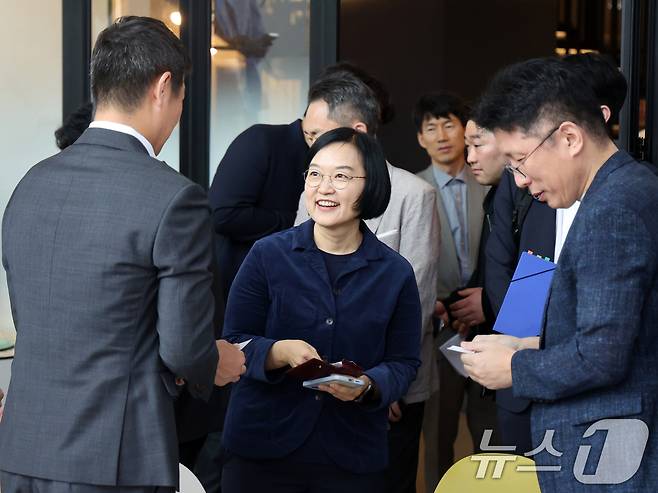 한성숙 중소벤처기업부 장관이 1일 오후 서울 서초구 뤼튼테크놀로지스에서 열린 '혁신 AI 스타트업 간담회'에서 참석자들과 인사를 나누고 있다. 2025.10.1 ⓒ 뉴스1 황기선 기자