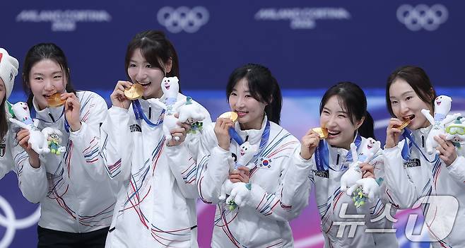 대한민국 여자 쇼트트랙 대표팀 심석희(왼쪽부터), 노도희, 이소연, 김길리, 최민정이 18일(현지시간) 이탈리아 밀라노 아이스스케이팅 아레나에서 열린 2026 밀라노·코르티나담페초 동계올림픽 쇼트트랙 여자 3000m 계주 시상식에서 금메달을 깨물고 있다. 2026.2.19 ⓒ 뉴스1 김성진 기자