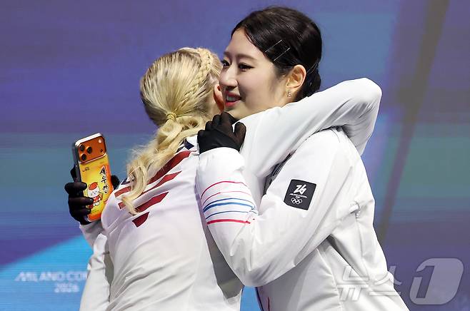 피겨 이해인이 19일(현지시간) 이탈리아 밀라노 아이스스케이팅 아레나에서 열린 2026 밀라노·코르티나담페초 동계올림픽 피겨 스케이팅 여자 싱글 프리 스케이팅 경기를 마친 뒤 미국의 앰버 글렌과 포옹을 하고 있다. 2026.2.20 ⓒ 뉴스1 김진환 기자